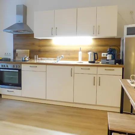 Modernes Apartment Mit Queensize-Bett, Netflix, Kueche, Erdgeschoss, Naehe Ameos Klinik Aschersleben Exterior photo