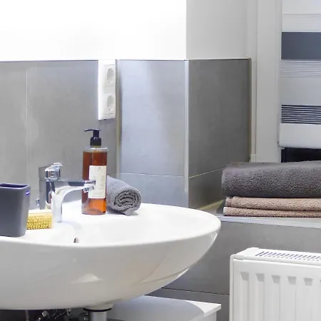 Modernes Apartment Mit Queensize-Bett, Netflix, Kueche, Erdgeschoss, Naehe Ameos Klinik Aschersleben Exterior photo