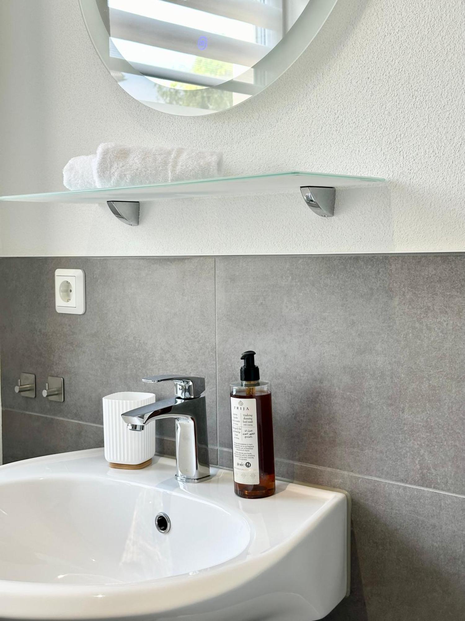 Modernes Mit Queensize-bett, Netflix, Kueche, Erdgeschoss, Naehe Ameos Klinik Apartment